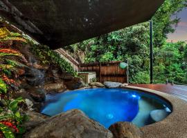 Secluded Romantic Getaway For Two - Kuranda Queensland，位于库兰达的酒店