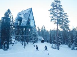 PAN Treetop Cabins，位于Åsnes的山林小屋