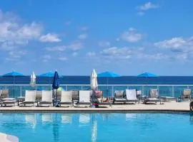 Stunning Beachfront condo in sunny Sunny Isles Beach with AC, fitness room, WiFi