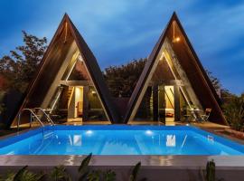The Dune Retreat by StayJadePoolTwin VIllas，位于德瓦纳哈利-班加罗尔的酒店
