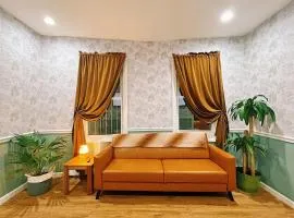 3 bdrm stay! Trippy King Suite by Dwtwn Nwk