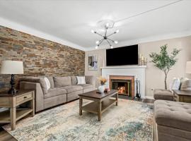 Newly Renovated 4 Bedroom 2 Bath Downtown Dearborn，位于迪尔伯恩的酒店