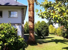 Gran chalet con jardín, piscina y BBQ，位于萨达的酒店