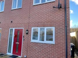 4 bed house perfect for contractors，位于Coseley的酒店
