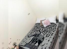 Private Room - 23 Min to Airport - 20 Min to Agadir Beach - Near Golf, Medina, Markets & Inezgane Taxi Station for Nearby Visits and City-to-City Travel，位于Inezgane的酒店
