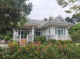 Resort house - 2 min walk to the beach，位于班克鲁特的酒店