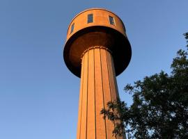 Watertorenhotel WADHOOG，位于Sint Jacobiparochie的酒店