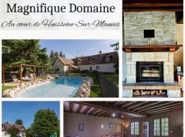 Le Domaine de Baracas - Le Grand Gîte 4 étoiles - piscine-billard-baby-foot-cheminée - 14 personnes，位于Huisseau-sur-Mauves的酒店