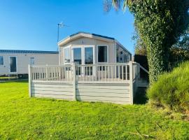 Stylish Inviting 2 Bedroom Caravan with Sea View，位于East Mersea的度假园
