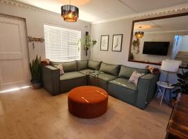 3 Bedroom Beach House with Ocean Views Across the Road from the Beach，位于布鲁堡史特兰的乡村别墅