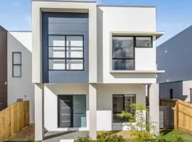 Modern Elegance Near Lakes Train Parks and Beaches
