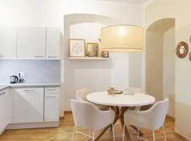 Moderne Zwei Zimmer Altbauwohnung im Stadtkern