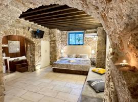 Jacuzzi Suite Near Lighthouse，位于阿卡的酒店