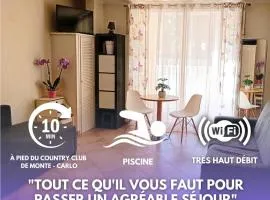 Direct Monaco Studio devant piscine