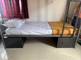 Aaroha Hilltop Backpackers Hostel，位于戈卡尔纳的酒店