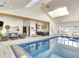 Private Pool and Hot Tub Luxe Unit Near UTA Train!