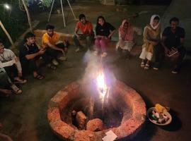 Aaroha Hilltop Backpackers Hostel，位于戈卡尔纳的带停车场的酒店