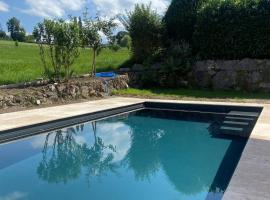 House with pool - sleeps 5，位于Pfeffingen的酒店