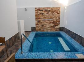 2BR-3BA Condo Block from Beach w Rooftop Jacuzzi，位于马萨特兰的酒店