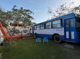 Hospedagem no Ônibus Navy na Praia da Baleia - Jacaraípe，位于塞拉的豪华帐篷营地