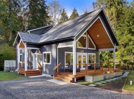 Indianola Cedar House- Brand new in 2024, Quality finishes, Wraparound Deck，位于Indianola的酒店