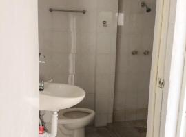 HOSTEL Las Colinas，位于阿卡普尔科的住宿加早餐旅馆