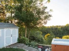 The Vue - Nestled by Roblin's Lake with a Hot Tub