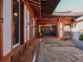 Bukchon Hanok - 'Yul Jae' The access code is sent by message，位于首尔的酒店