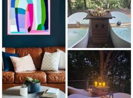 Romantic Getaway - 2 luxe outdoor baths，位于马其顿山的酒店