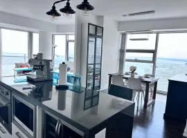 6 Guests Modern Condo with Lake Views Near CN Tower Fully Equipped