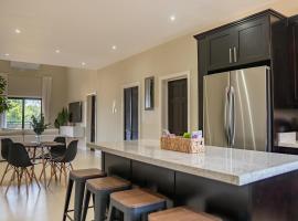 Luxury 2BR Loft - Ocean View，位于尼格瑞尔的酒店