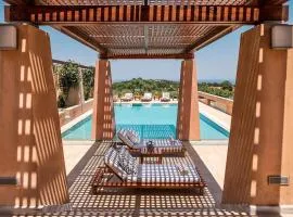 Villa AnnaNiko, Luxury Villa, 2 Heated Pools, Jacuzzi, Gym, Stunning Views, Green Energy