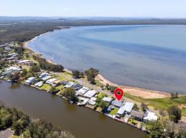 Waterfront Holiday Home，位于Chittaway Point的宠物友好酒店