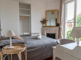 Chambre avec salle de bain privative dans une maison internationale entièrement rénovée, en centre-ville，位于枫丹白露的酒店