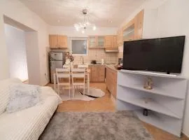 Mary's Downtown Home - a stroll away from Mount Vermio