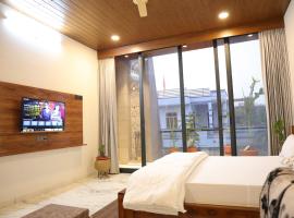Amritam Palace A Luxury AC Home Stay，位于Rīngas的酒店