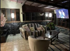 Bella casa en cerr&oacute; azul PANAM&Aacute;，位于巴拿马城的木屋