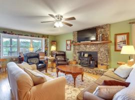 30 Acres of Mountainside Peace Home in Marble，位于Marble的酒店