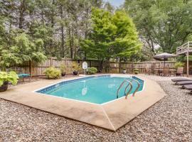 3 Mi to Downtown Inviting Lancaster Home!，位于兰开斯特的酒店
