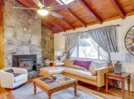 Woodsy Cabin on Strawberry Creek - Steps to Town!