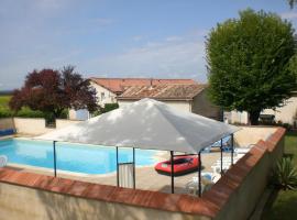 Grand Gîte Familial avec Piscine Chauffée, Wi-Fi et Animaux Bienvenus - FR-1-653-272，位于Angeduc的酒店