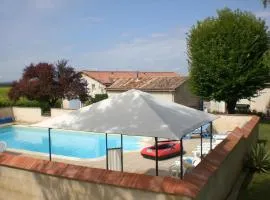 Grand Gîte Familial avec Piscine Chauffée, Wi-Fi et Animaux Bienvenus - FR-1-653-272