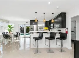 Pool House 3B-2B King Bed - BBQ - EV