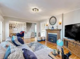 3BR Home with Deck Walkable to Transit and Eateries