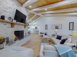 4BR Home with Decks, Fireplace, Golf Nearby