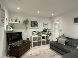 St Leonards Contemporary Courtyard Apartment，位于Hollington的酒店