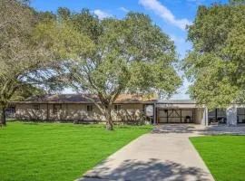 Schertz Country Farmhouse on 1 acre with Gameroom