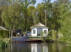 Cozy farm chalet on the water