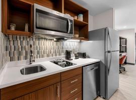 Everhome Suites Fayetteville near Fort Bragg，位于费耶特维尔的酒店