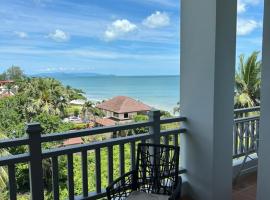 Top-Floor 1-Bedroom Ocean View Condo，位于Ban Na Dan的酒店